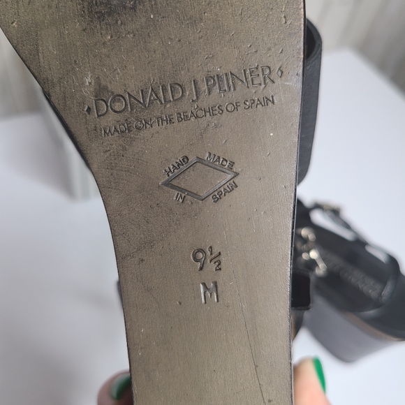 Donald J Pliner Bente Black Patent Ankle Strap Wedge Sandals Shoes 9.5 - Picture 8 of 16